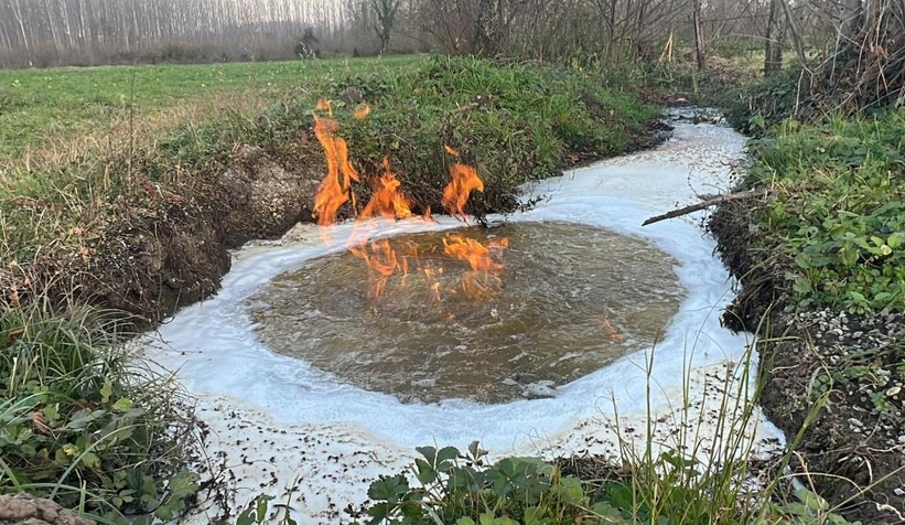 Su kuyusu deprem sonrası yanmaya başladı