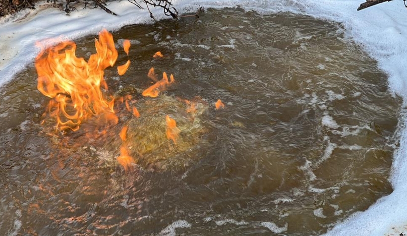 Su kuyusu deprem sonrası yanmaya başladı