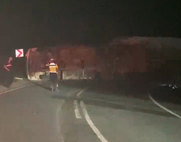 Su yüklü kamyon yan yattı sürücü yaralandı