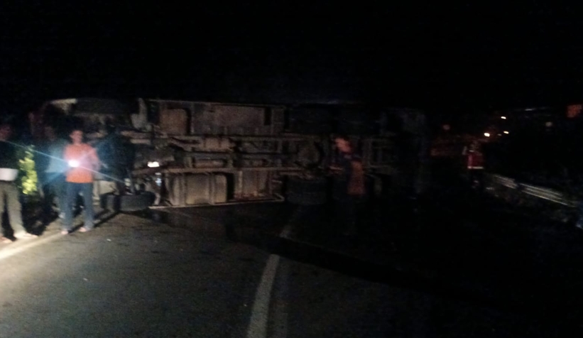 Su yüklü kamyon yan yattı sürücü yaralandı