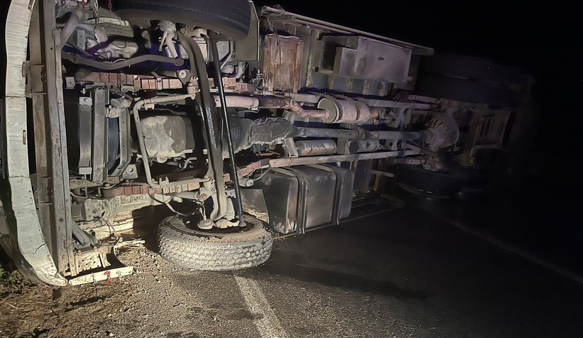 Su yüklü kamyon yan yattı sürücü yaralandı