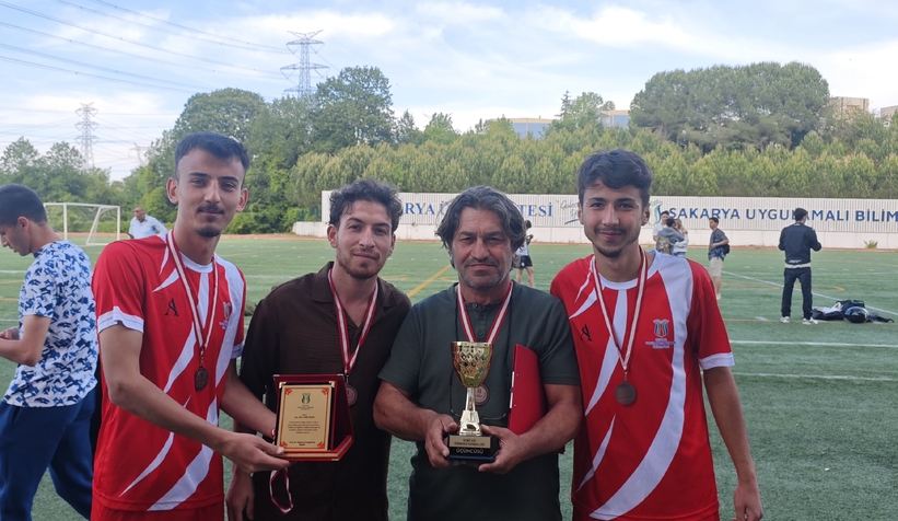 subu-akyazi-saglik-futbol-takimi-ilk-katildigi-turnuvada-kupa-ile-dondudmp2wwwwcf