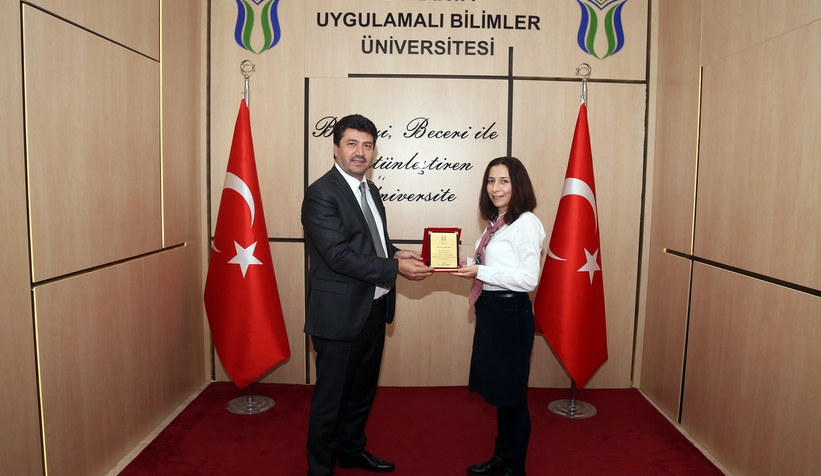 SUBÜ, personellerini plaketle ödüllendirdi