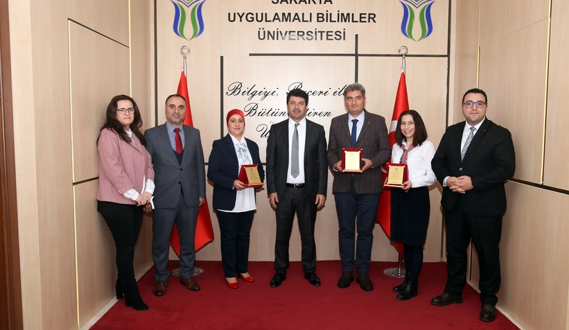 SUBÜ, personellerini plaketle ödüllendirdi