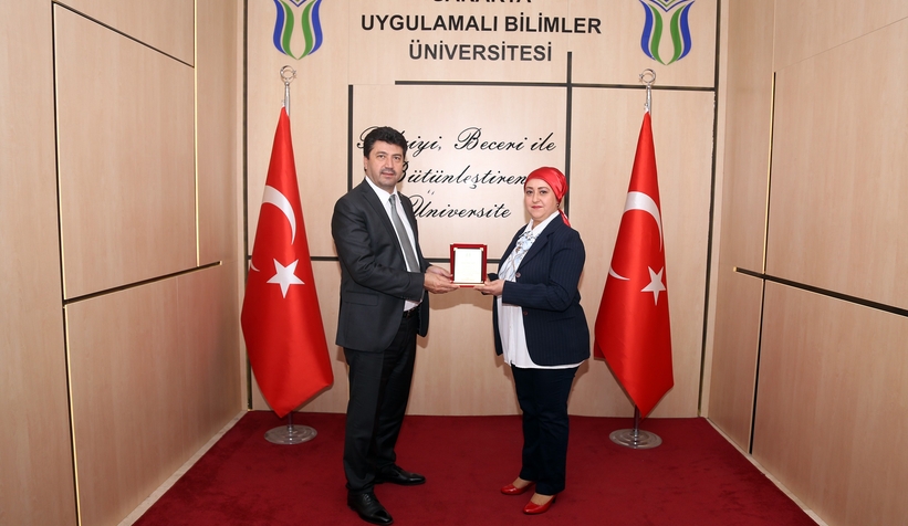 SUBÜ, personellerini plaketle ödüllendirdi