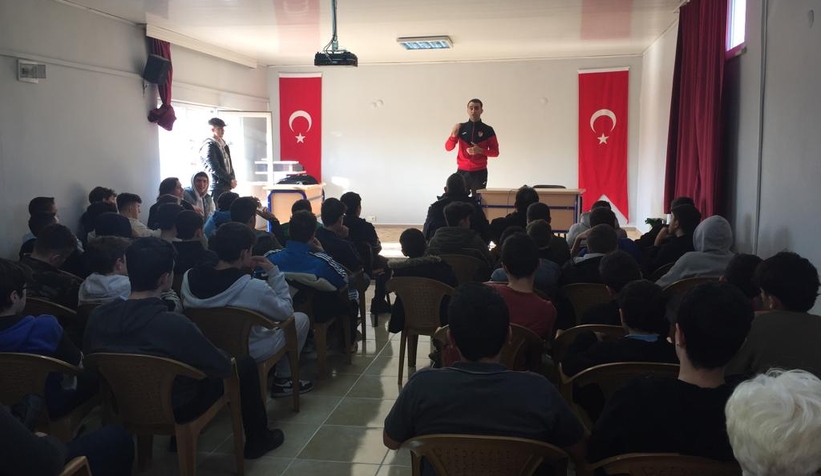 Süper Lig hakemi Karaoğlan Akyazı'da öğrencilerle buluştu