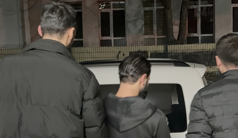 Şüphe üzerine durduruldu, göçmen kaçakçısı çıktı