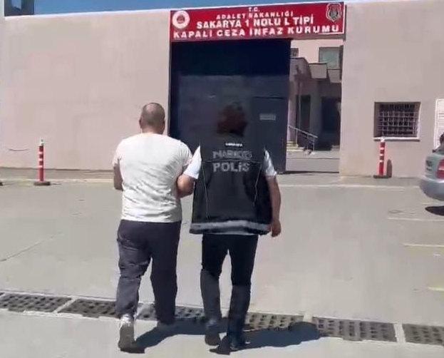 Sürekli yer değiştiren firari polisten kaçamadı