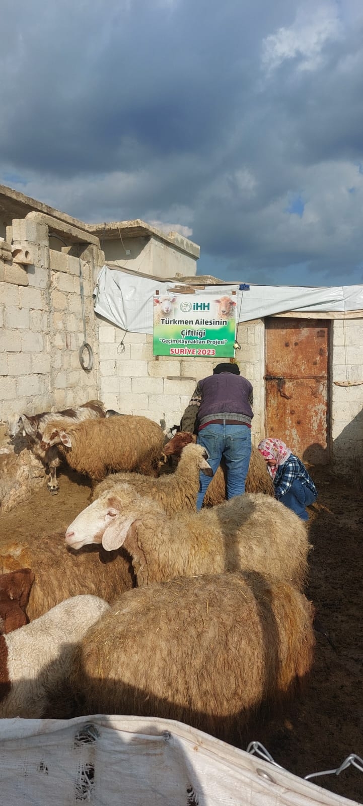 suriye-nin-idlib-ve-azez-bolgelerine-yardim-elid1c4m3prtx