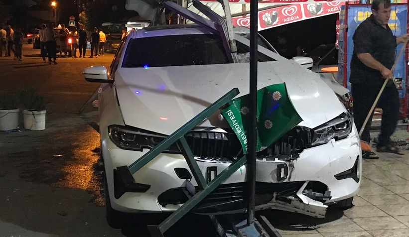 surucu-nobet-gecirdi-otomobil-kahvehaneye-daldiahg4mxpzyt