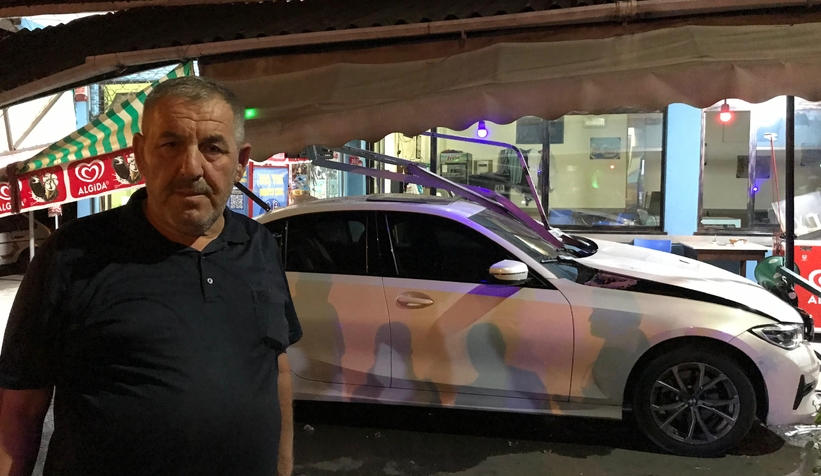 surucu-nobet-gecirdi-otomobil-kahvehaneye-daldiahg4mxpzyt