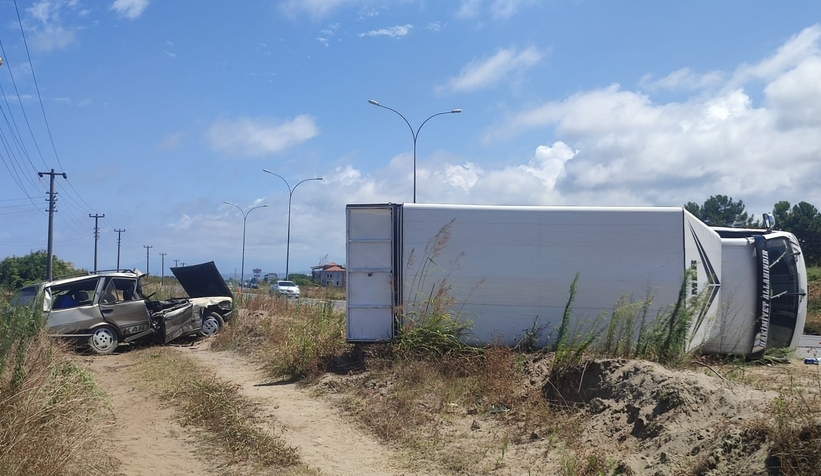  Sürücü otomobilinden metrelerce uzağa savruldu