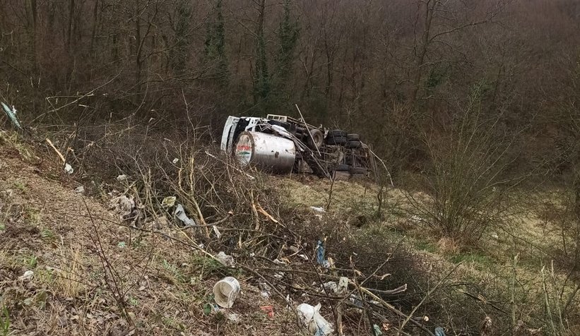 Süt tankeri şarampole yuvarlandı