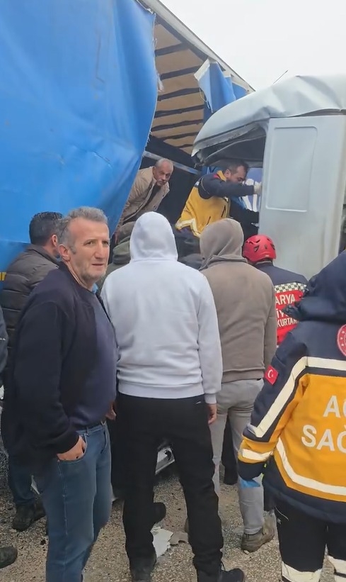 Süt tankeri tıra çarptı 2 yaralı