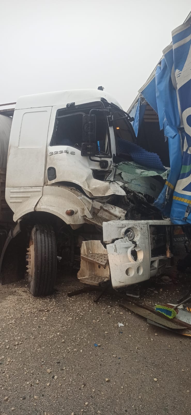 Süt tankeri tıra çarptı 2 yaralı