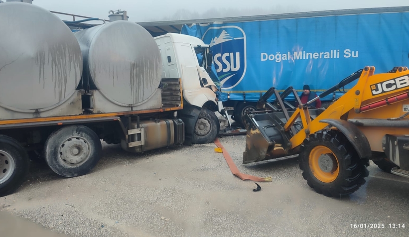 Süt tankeri tıra çarptı 2 yaralı
