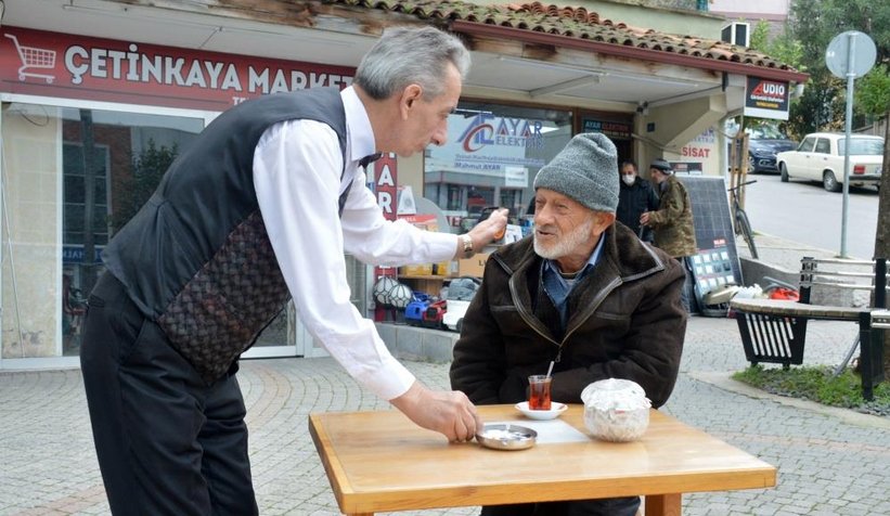 Takım elbiseli papyonlu çayçı
