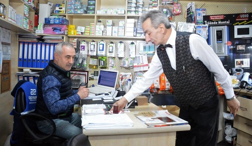 Takım elbiseli papyonlu çayçı