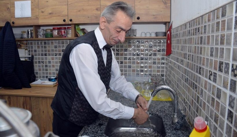 Takım elbiseli papyonlu çayçı