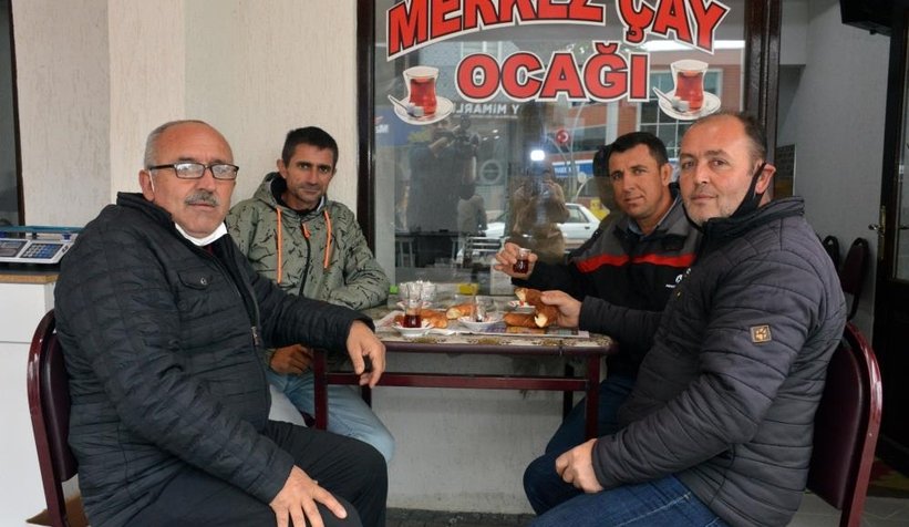 Takım elbiseli papyonlu çayçı