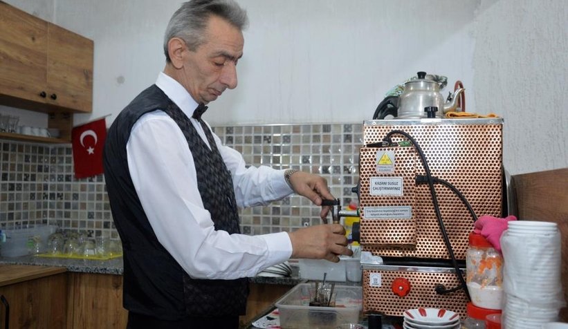 Takım elbiseli papyonlu çayçı