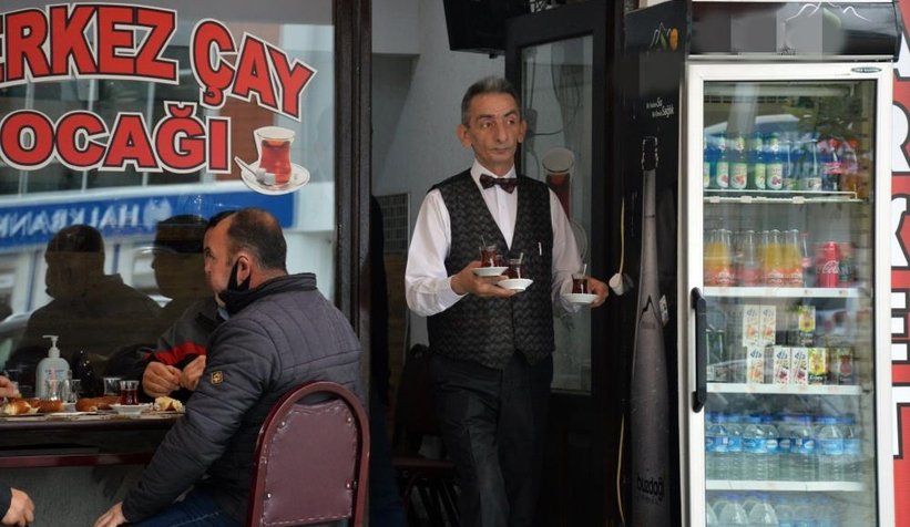 Takım elbiseli papyonlu çayçı