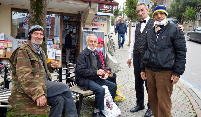 Takım elbiseli papyonlu çayçı