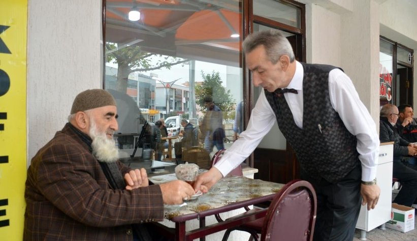 Takım elbiseli papyonlu çayçı