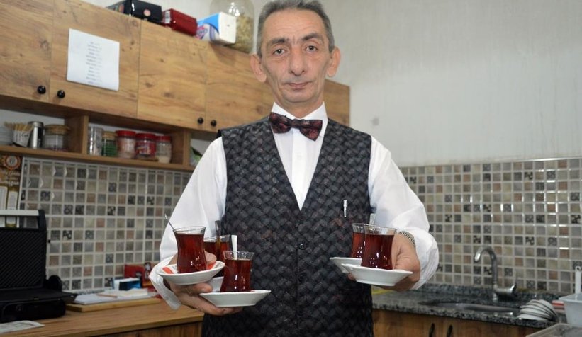 Takım elbiseli papyonlu çayçı