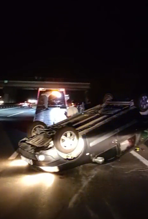 Takla atan araçtan burunları bile kanamadan çıktılar