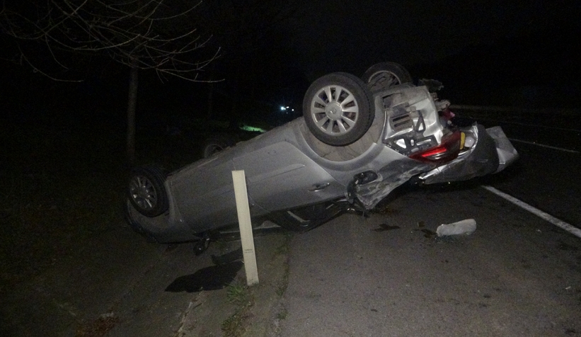 Takla atan otomobil su kanalına düştü