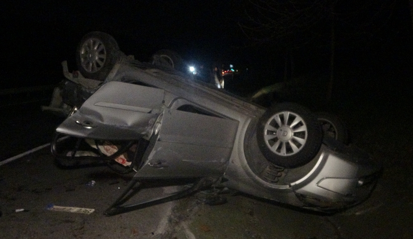 Takla atan otomobil su kanalına düştü