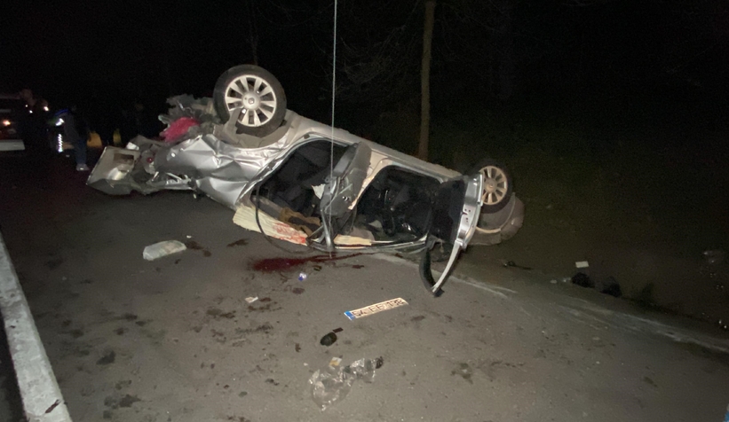 Takla atan otomobil su kanalına düştü