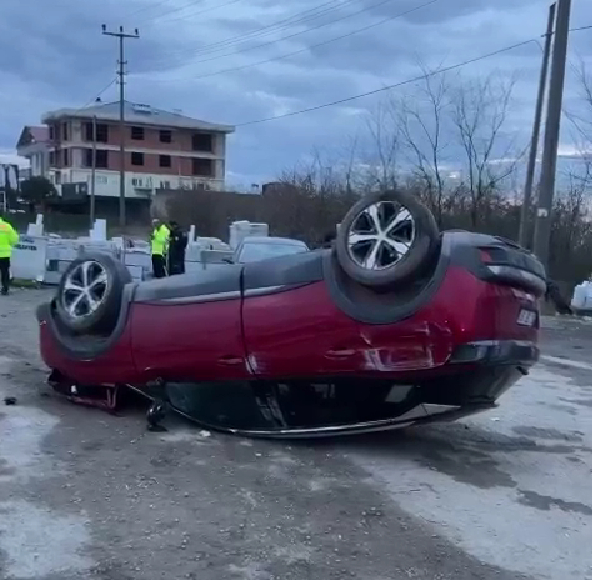Takla atan otomobilde doktor yaralandı