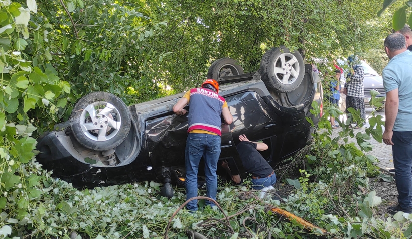 Takla atan otomobildeki 6 kişi yaralandı