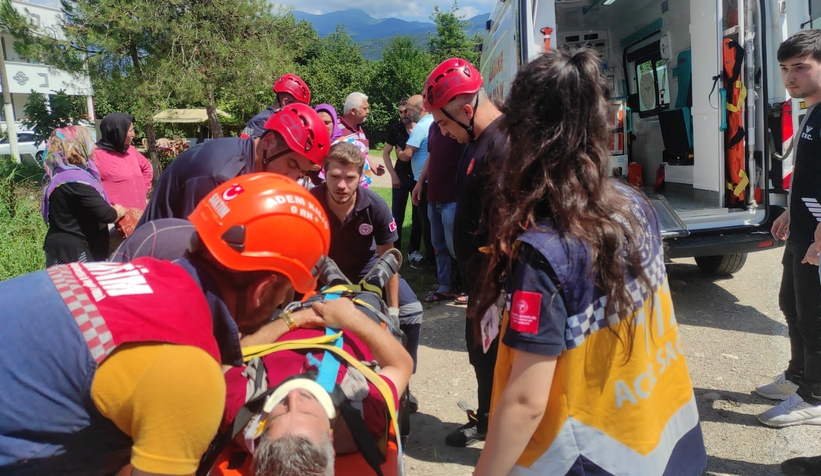 Takla atan otomobildeki 6 kişi yaralandı