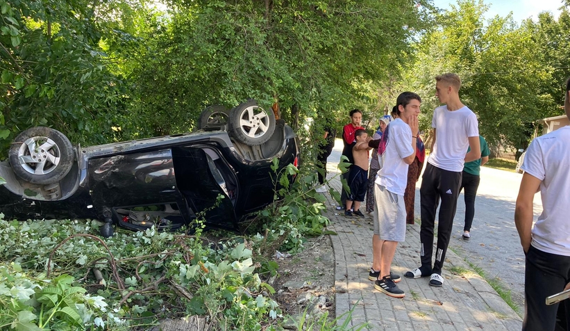 Takla atan otomobildeki 6 kişi yaralandı