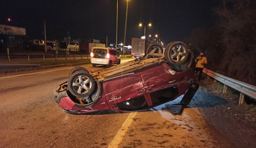 Takla atan otomobilden çıkıp kaçtı
