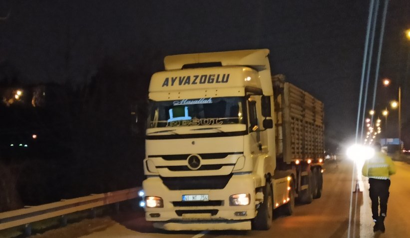 Takla atan otomobilden çıkıp kaçtı