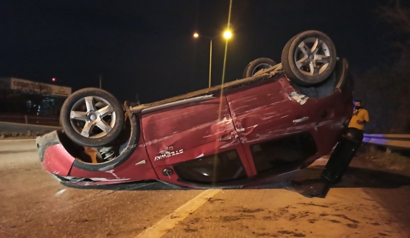 Takla atan otomobilden çıkıp kaçtı