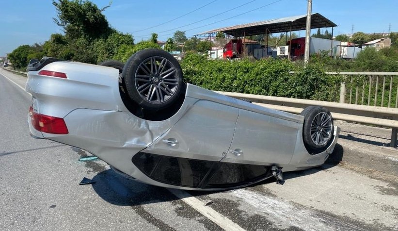 Takla atıp metrelerce sürüklendi: 4 yaralı