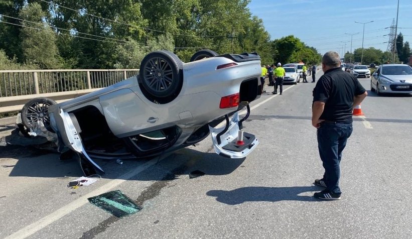 Takla atıp metrelerce sürüklendi: 4 yaralı