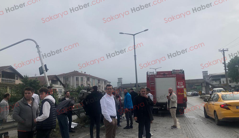 Takla Attı 2 kişi araç içerisinde sıkıştı