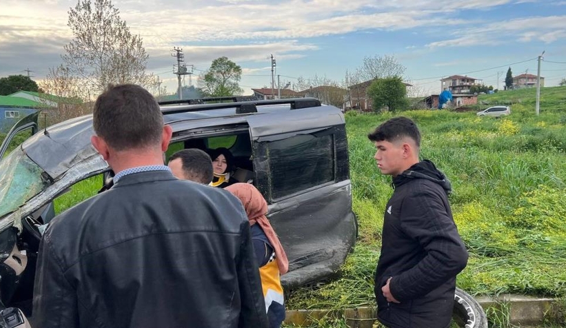 Taklalar atan araçta 5 kişi yaralandı