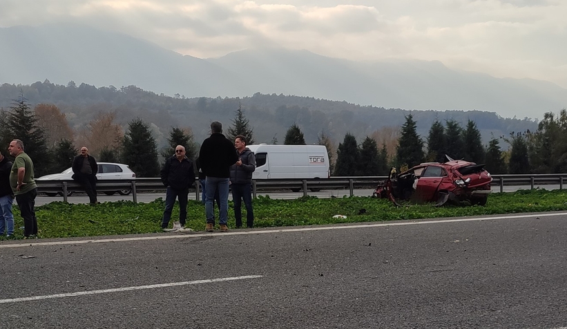 Taklalar atan araçta anne ve kızı ağır yaralandı