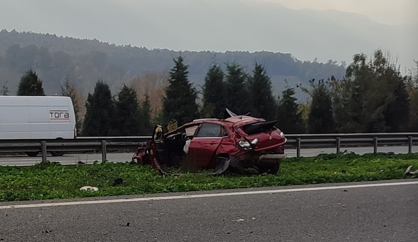Taklalar atan araçta anne ve kızı ağır yaralandı