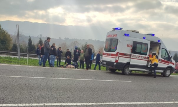 Taklalar atan araçta anne ve kızı ağır yaralandı