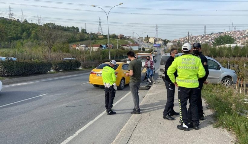 Taksi, sivil polis aracına çarptı: 2’si polis 3 yaralı