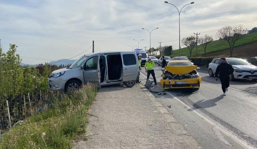 Taksi, sivil polis aracına çarptı: 2’si polis 3 yaralı