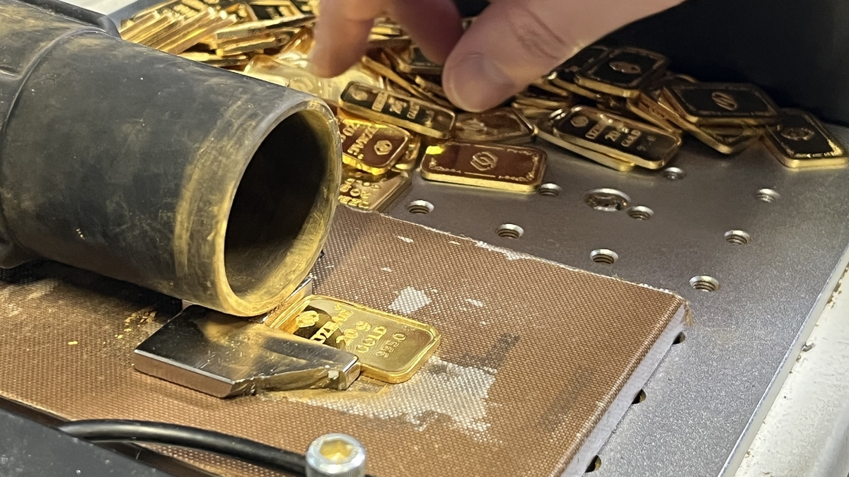 Talebe karşılamak için gece gündüz altın üretiyorlar